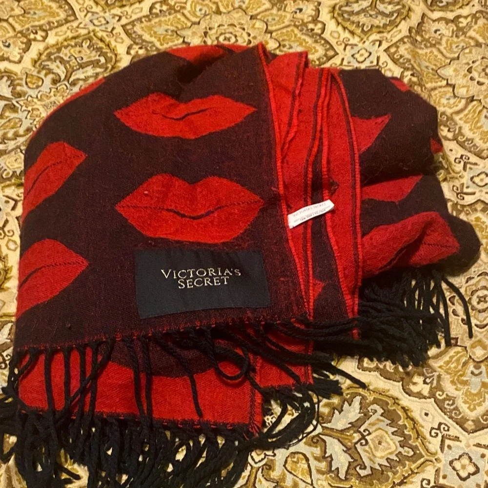 VICTORIA'S SECRET Acrylic Throw Blanket Red & Black Kisses 50 x 60 Fringed 2017